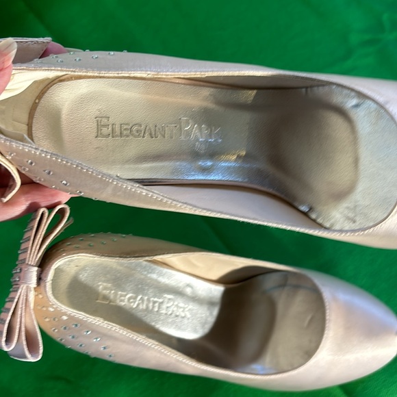 Elegant Park cream satin heels with big back bows and rhinestones - Picture 4 of 7